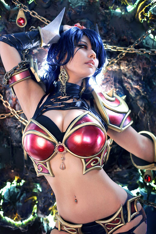 “螺旋猫”coser@Tasha在游戏《刀塔2》化身“痛苦女王”阿卡莎
