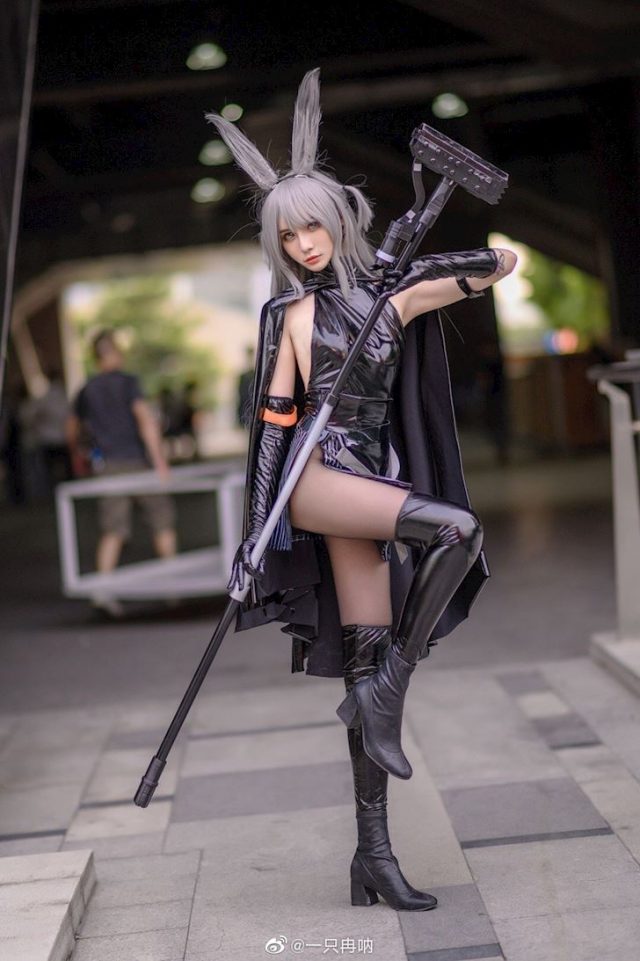 coser@一只冉呐在《明日方舟》中化身“五星近卫干员”暴行 coser@一只冉呐在《明日方舟》中化身“五星近卫干员”暴行