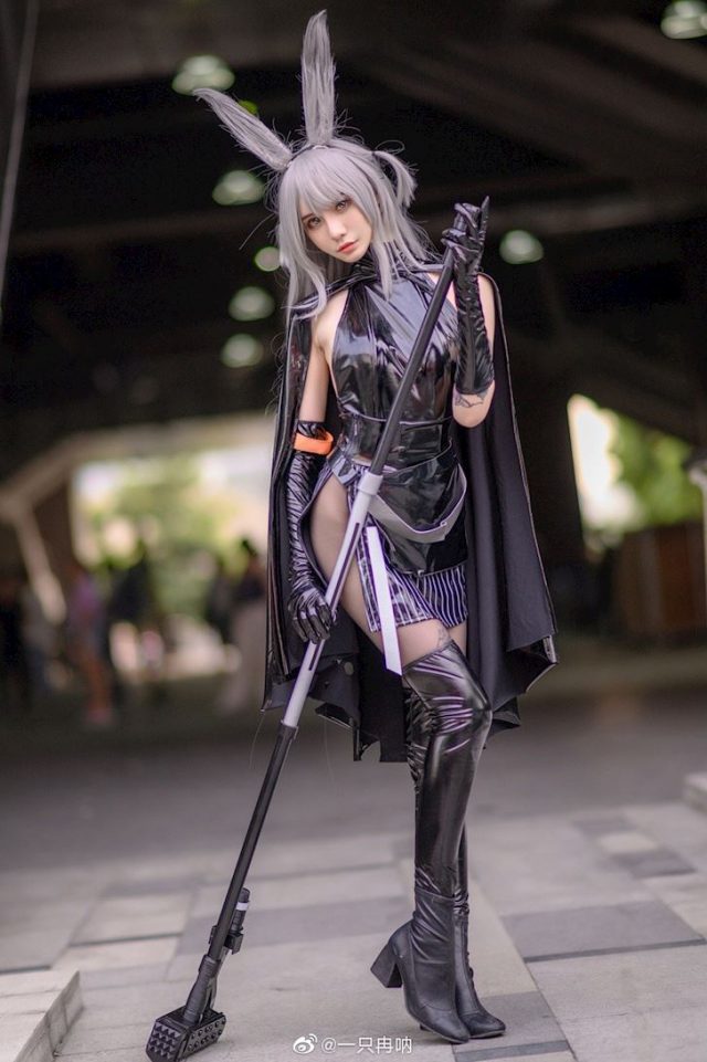 coser@一只冉呐在《明日方舟》中化身“五星近卫干员”暴行 coser@一只冉呐在《明日方舟》中化身“五星近卫干员”暴行