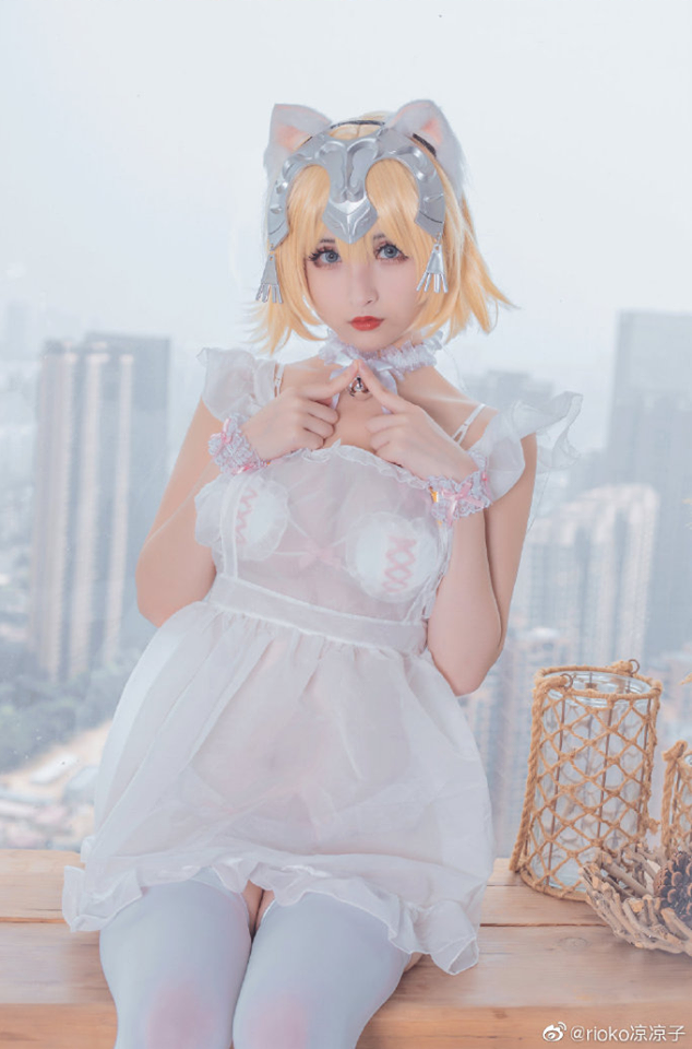 rioko凉凉子cosplay性感的贞德，展现完美身材与迷人气质