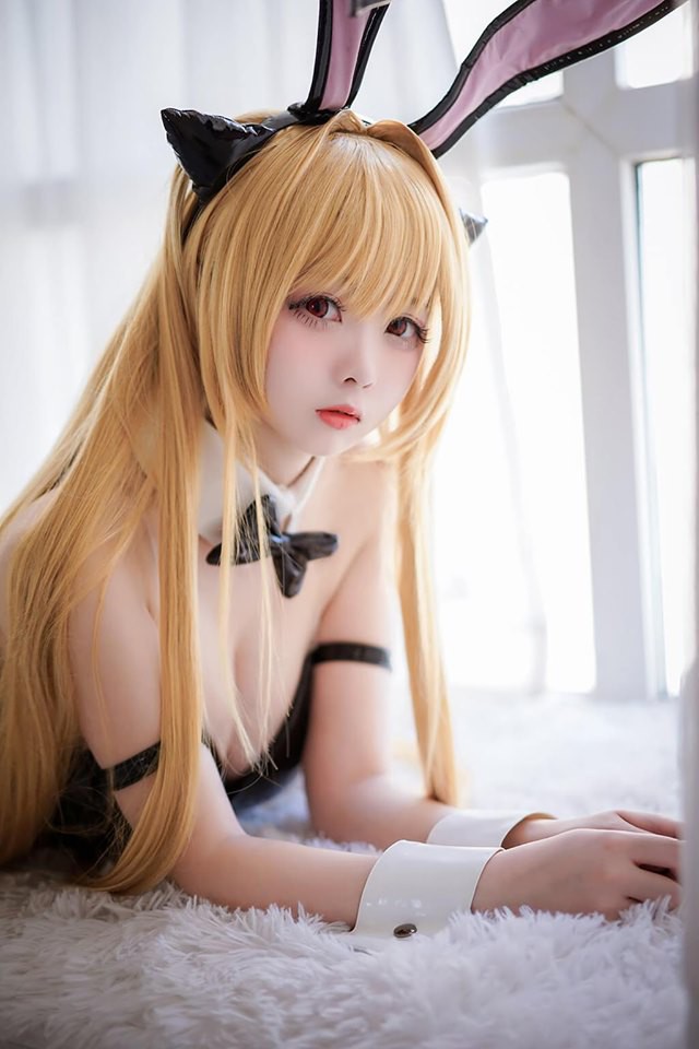 金色暗影Darkness Cosplay：嶋葵化身性感迷人的黑兔女郎