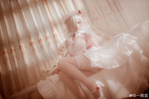 coser南宫完美还原“迈出步伐的你”G36C的美丽礼服装扮