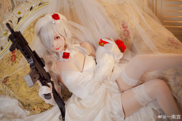 coser南宫完美还原“迈出步伐的你”G36C的美丽礼服装扮