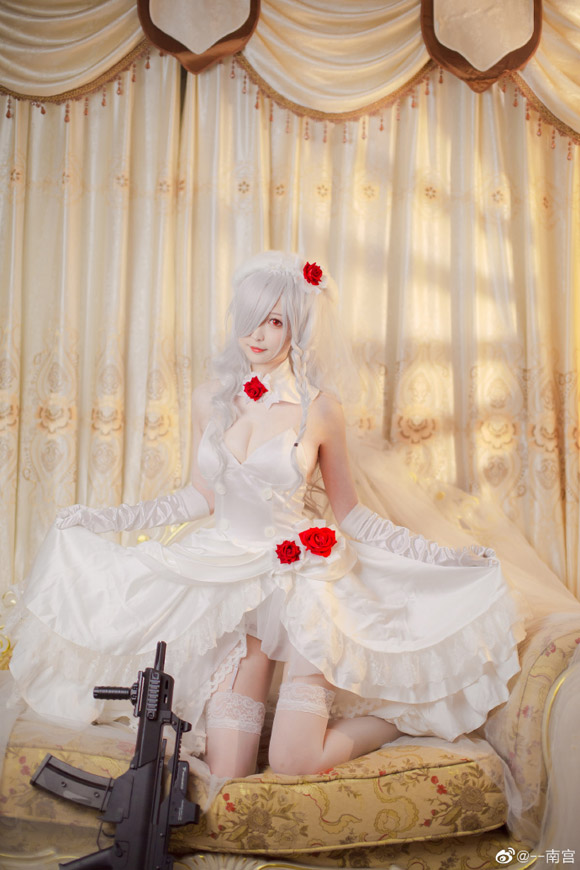 coser南宫完美还原“迈出步伐的你”G36C的美丽礼服装扮