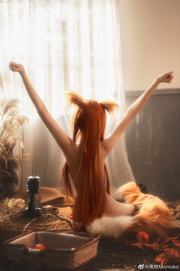 《狼与香辛料》中的自然之美：coser南桃Momoko化身迷人的赤裸赫萝