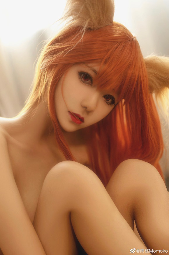 《狼与香辛料》中的自然之美：coser南桃Momoko化身迷人的赤裸赫萝