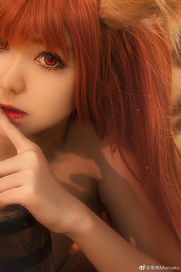 《狼与香辛料》中的自然之美：coser南桃Momoko化身迷人的赤裸赫萝