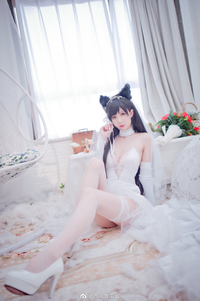 西园寺南歌cos《碧蓝航线》爱宕，迷恋性感的“白花的誓言”