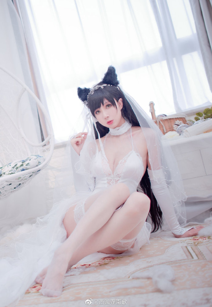 西园寺南歌cos《碧蓝航线》爱宕，迷恋性感的“白花的誓言”