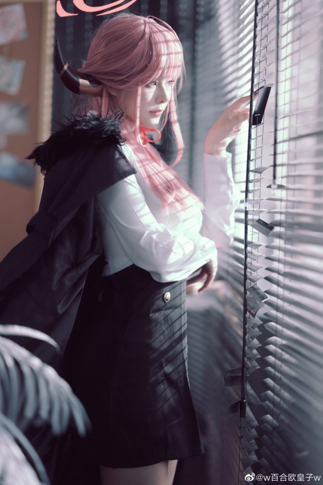 w百合欧皇子w cos《蔚蓝档案》陆八魔爱露，在Twitter上引发热议