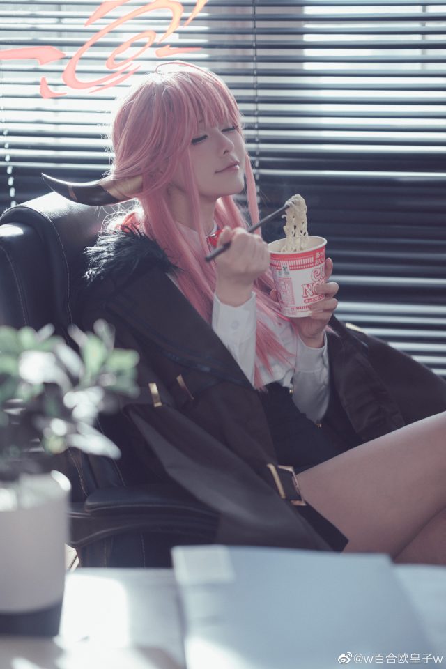 w百合欧皇子w cos《蔚蓝档案》陆八魔爱露，在Twitter上引发热议