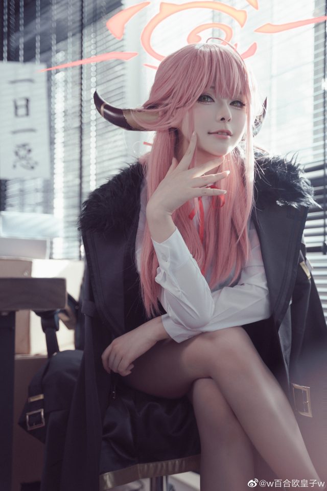 w百合欧皇子w cos《蔚蓝档案》陆八魔爱露，在Twitter上引发热议