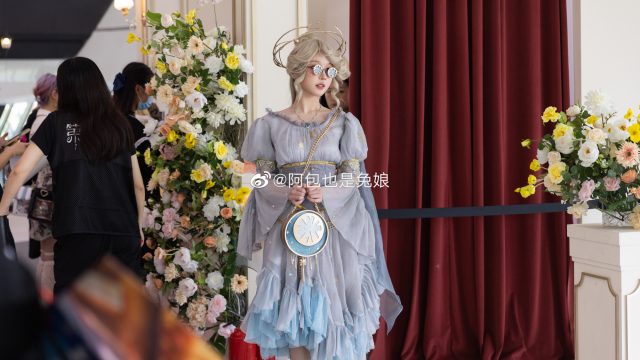 阿包也是兔娘cos《第五人格》艾玛·伍兹，演绎美丽可爱的园丁