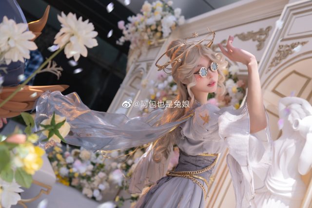 阿包也是兔娘cos《第五人格》艾玛·伍兹，演绎美丽可爱的园丁