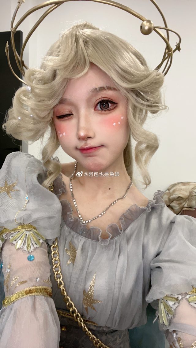 阿包也是兔娘cos《第五人格》艾玛·伍兹，演绎美丽可爱的园丁