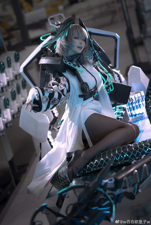 w百合欧皇子w cos《明日方舟》霍尔海雅，美轮美奂光芒四射