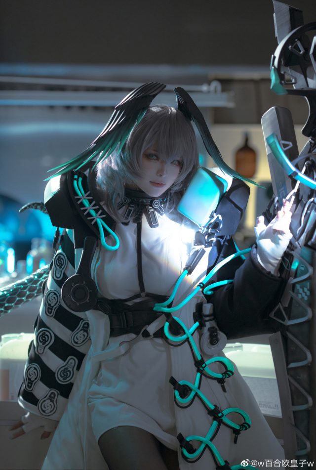 w百合欧皇子w cos《明日方舟》霍尔海雅，美轮美奂光芒四射