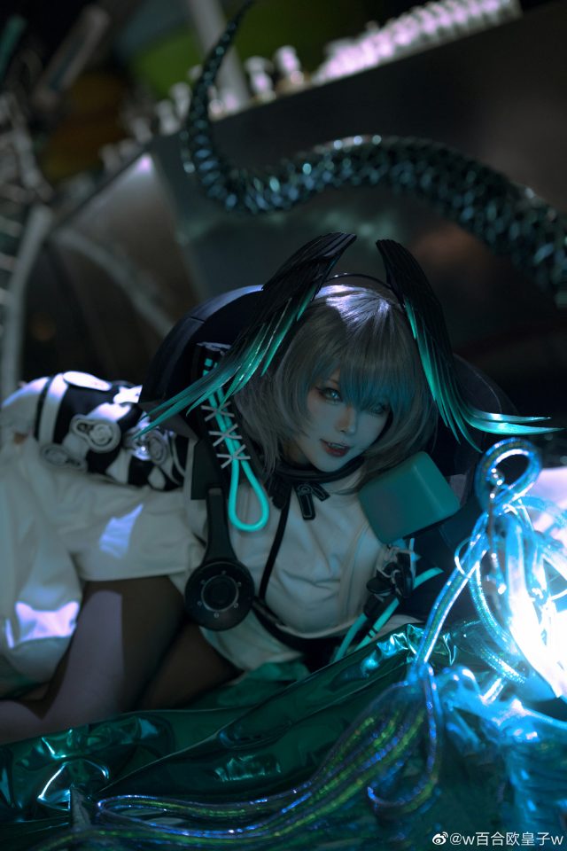 w百合欧皇子w cos《明日方舟》霍尔海雅，美轮美奂光芒四射