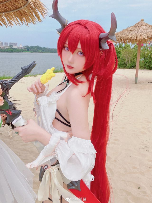 瓜希酱cos《明日方舟》史尔特尔，绽放“缤纷奇境”的魅力