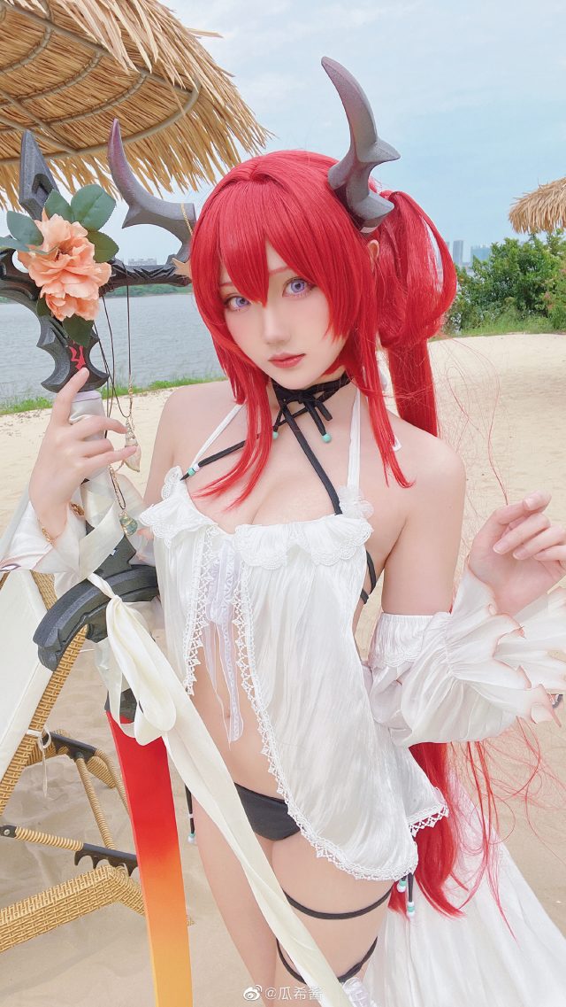 瓜希酱cos《明日方舟》史尔特尔，绽放“缤纷奇境”的魅力