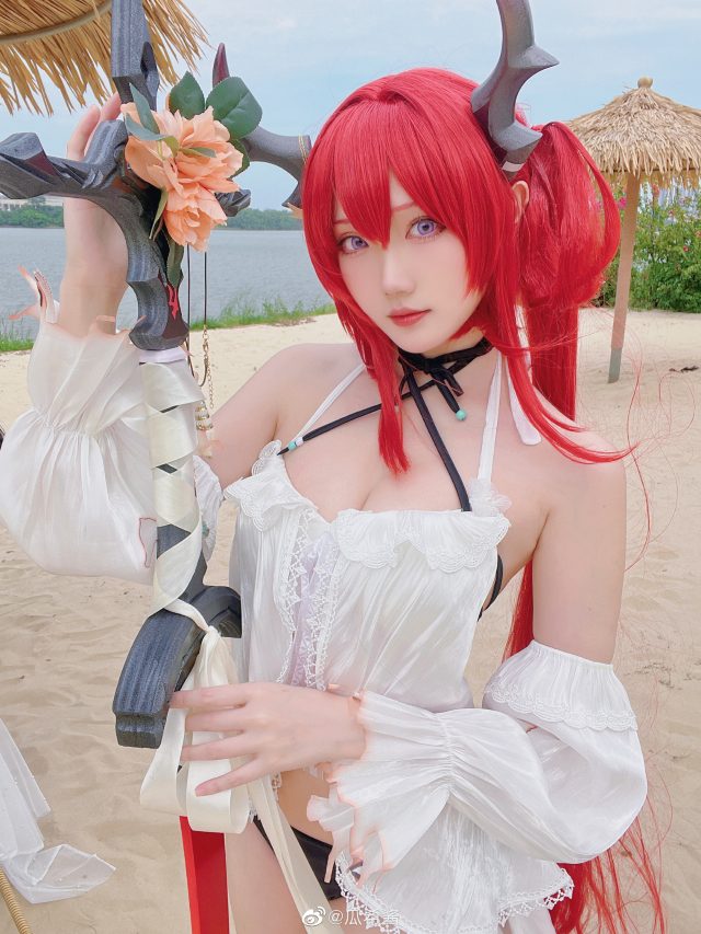 瓜希酱cos《明日方舟》史尔特尔，绽放“缤纷奇境”的魅力