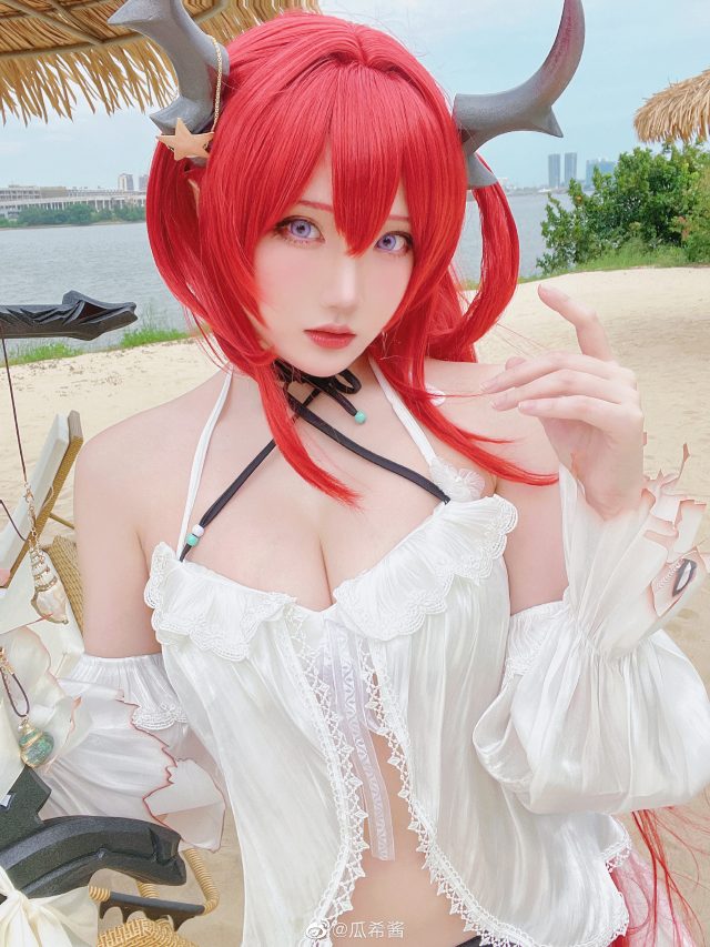 瓜希酱cos《明日方舟》史尔特尔，绽放“缤纷奇境”的魅力