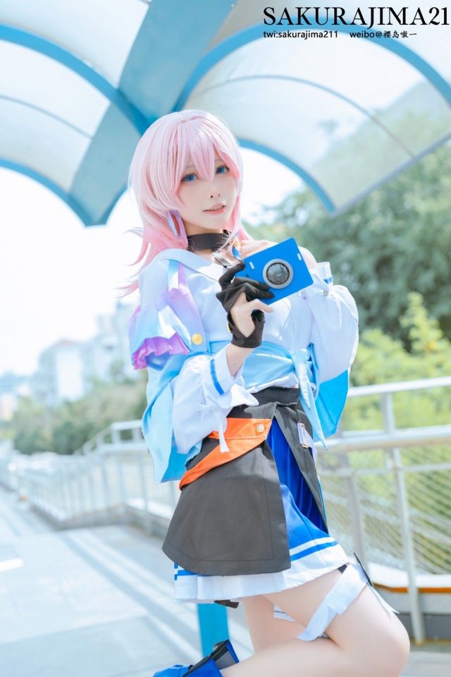 樱岛嗷一cos《崩坏：星穹铁道》三月七，崩坏世界的迷人之美