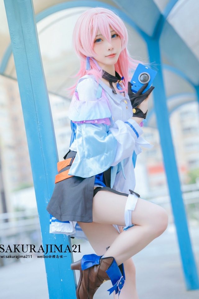 樱岛嗷一cos《崩坏：星穹铁道》三月七，崩坏世界的迷人之美