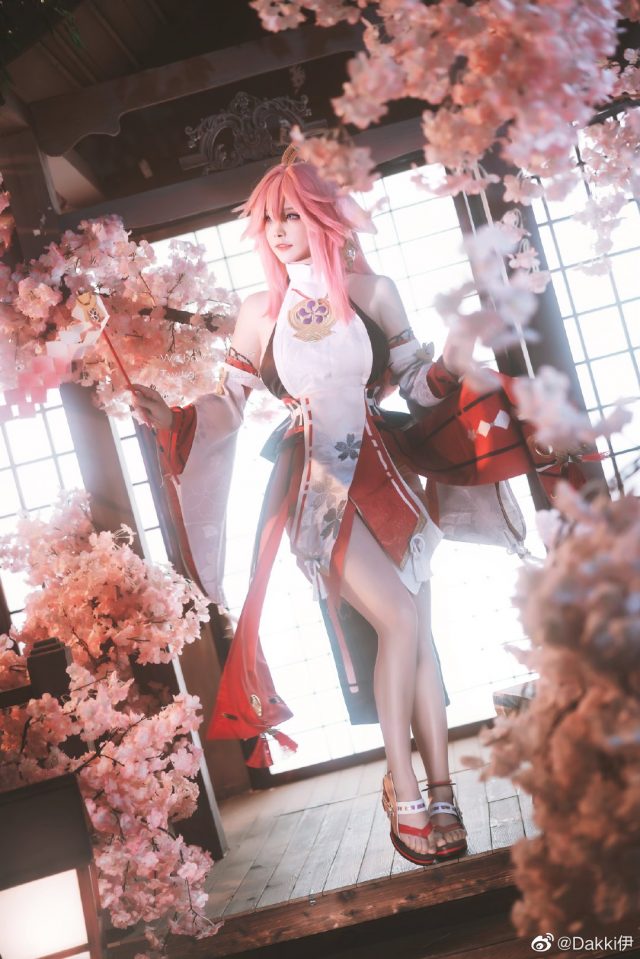 Dakki伊cos《原神》八重神子,震撼再现神秘宫司的魅力 Dakki伊cos《原神》八重神子,震撼再现神秘宫司的魅力