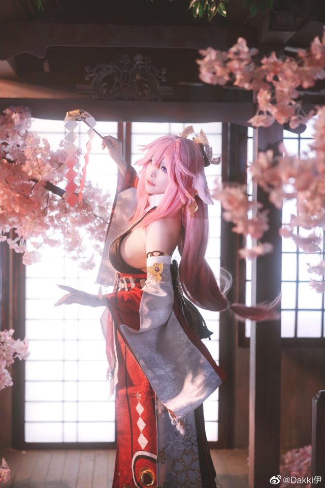 Dakki伊cos《原神》八重神子,震撼再现神秘宫司的魅力 Dakki伊cos《原神》八重神子,震撼再现神秘宫司的魅力