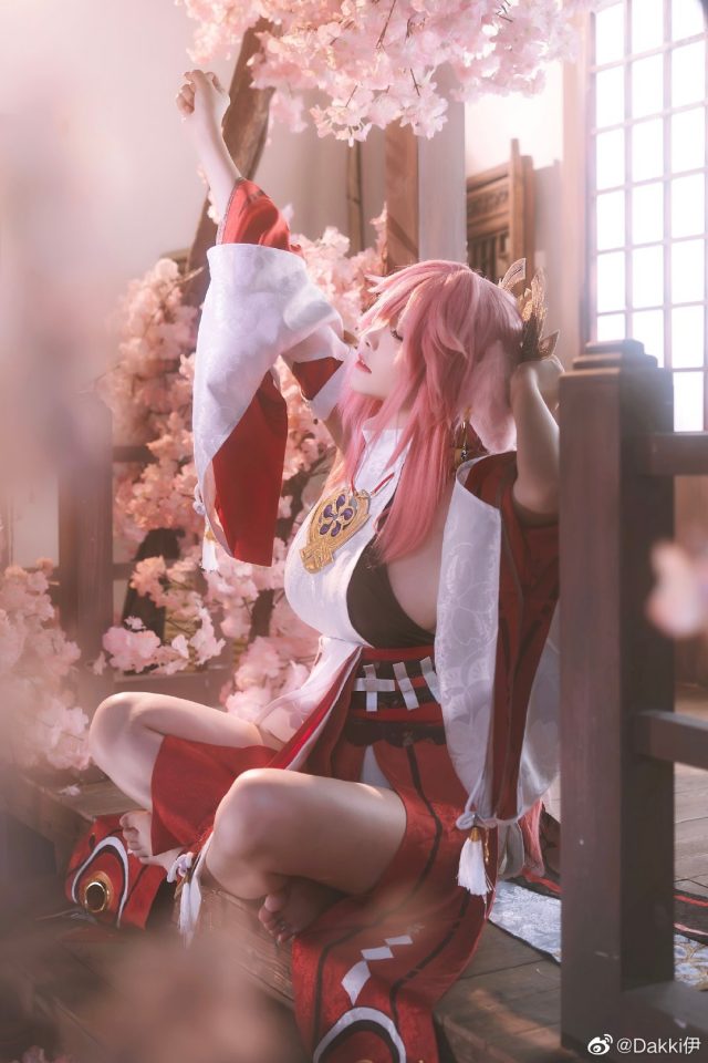 Dakki伊cos《原神》八重神子,震撼再现神秘宫司的魅力 Dakki伊cos《原神》八重神子,震撼再现神秘宫司的魅力