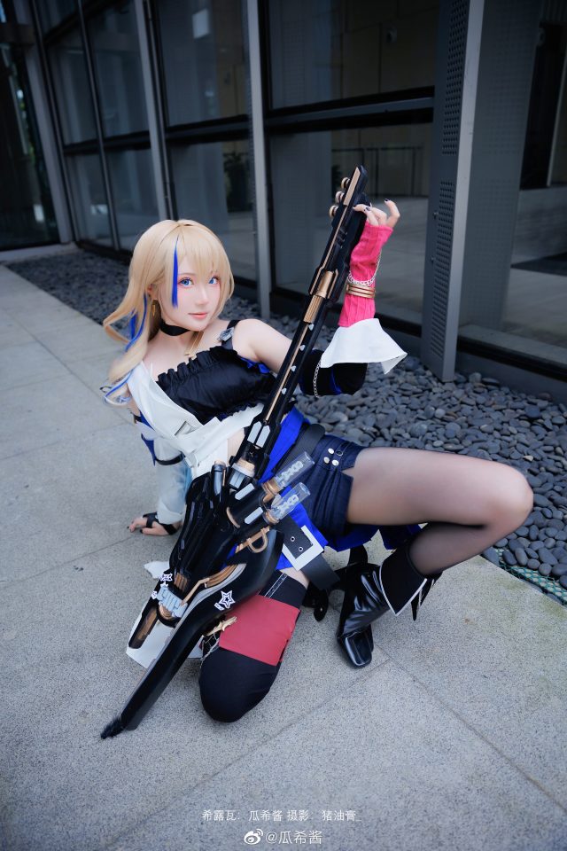 [崩坏：星穹铁道]瓜希酱cos希露瓦，尽显摇滚魅力引爆热潮