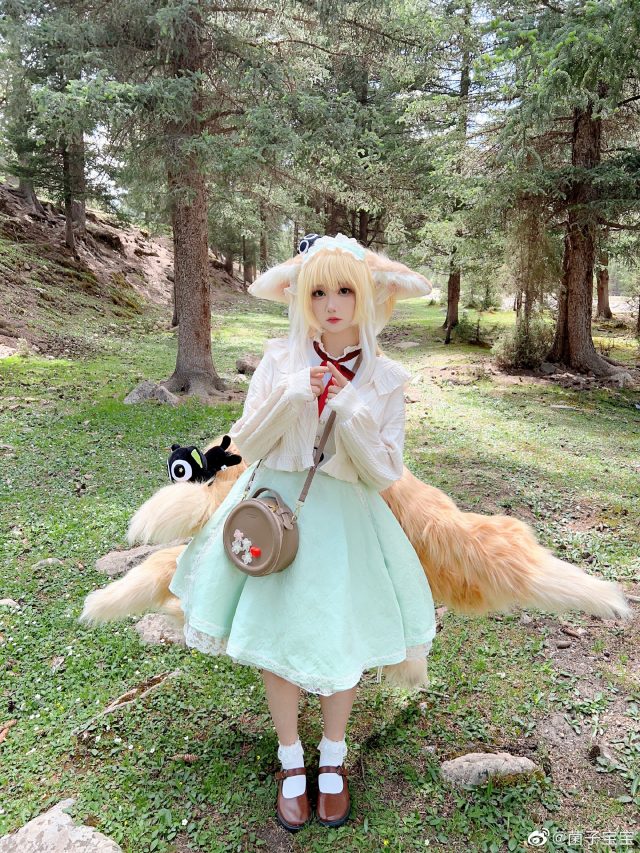 [明日方舟]菌子宝宝cos铃兰小姐，展现九尾狐的迷人与可爱