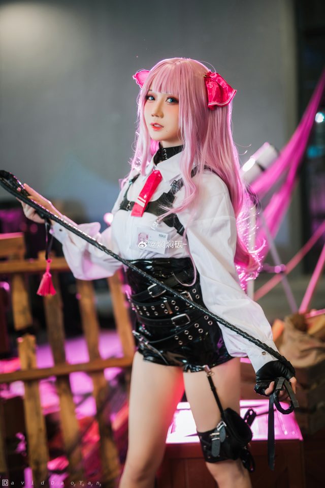 焖焖碳cos《胜利女神：妮姬》尤妮，魅力四射闪耀嘉年华