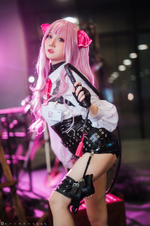 焖焖碳cos《胜利女神：妮姬》尤妮，魅力四射闪耀嘉年华