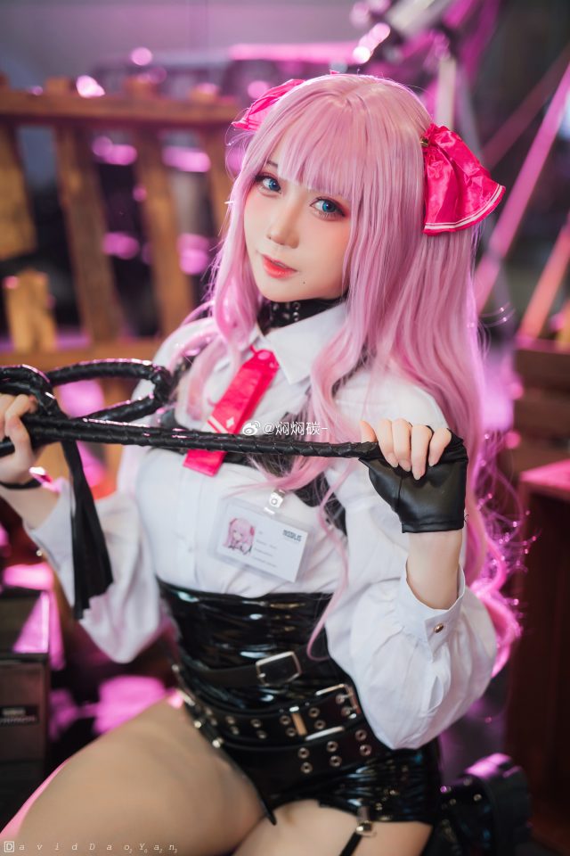 焖焖碳cos《胜利女神：妮姬》尤妮，魅力四射闪耀嘉年华