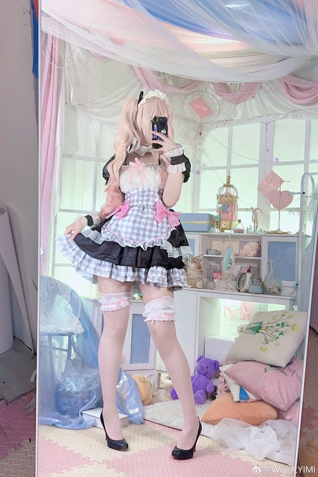[更衣人偶坠入爱河]Wuli大YIMI cos喜多川海梦，展现女仆的性感与可爱