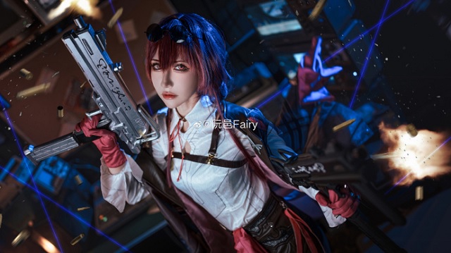 迷恋于性感优雅的卡妈：阮邑Fairy cos《崩坏：星穹铁道》卡芙卡
