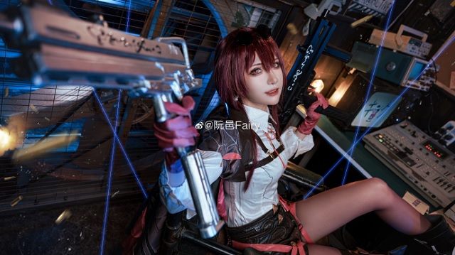 迷恋于性感优雅的卡妈：阮邑Fairy cos《崩坏：星穹铁道》卡芙卡