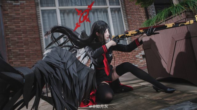 如月灰cos《蔚蓝档案》 羽川莲见,性感裙摆舞动古典街角 如月灰cos《蔚蓝档案》 羽川莲见,性感裙摆舞动古典街角