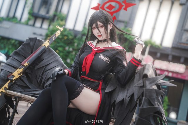 如月灰cos《蔚蓝档案》 羽川莲见,性感裙摆舞动古典街角 如月灰cos《蔚蓝档案》 羽川莲见,性感裙摆舞动古典街角