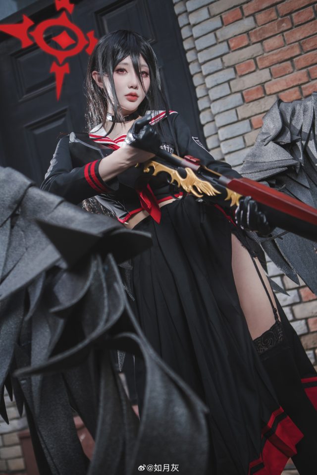 如月灰cos《蔚蓝档案》 羽川莲见,性感裙摆舞动古典街角 如月灰cos《蔚蓝档案》 羽川莲见,性感裙摆舞动古典街角