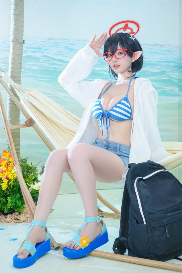 肃雨雨雨cos《蔚蓝档案》绫音,泳装魅力让夏日更迷人 肃雨雨雨cos《蔚蓝档案》绫音,泳装魅力让夏日更迷人