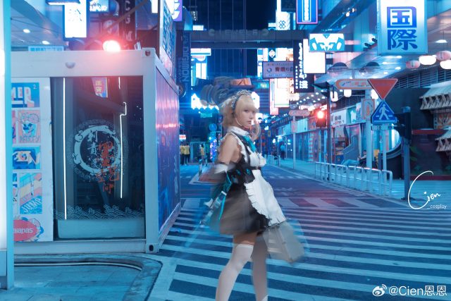 [蔚蓝档案]Cien恩恩cos飞鸟马时，展现“女仆特工”的酷帅与性感
