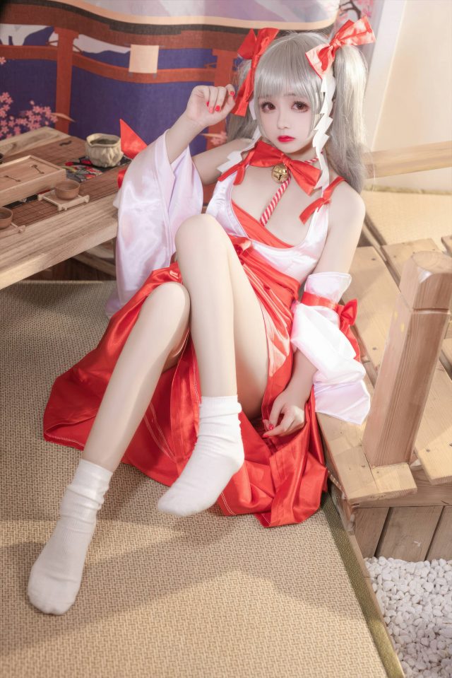 绽放的樱花:椎名莜的《碧蓝航线》可畏巫女COSPLAY 绽放的樱花:椎名莜的《碧蓝航线》可畏巫女COSPLAY