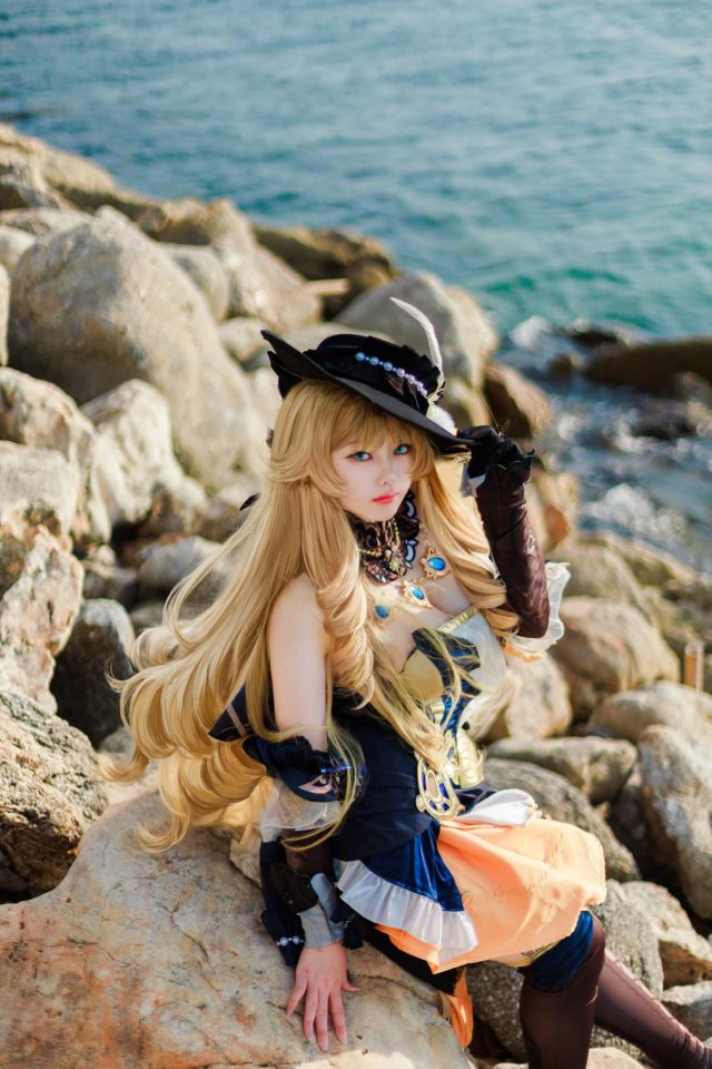 风中绽放的娜维娅：coser 格蕾丝化身性感漂亮的刺玫会长