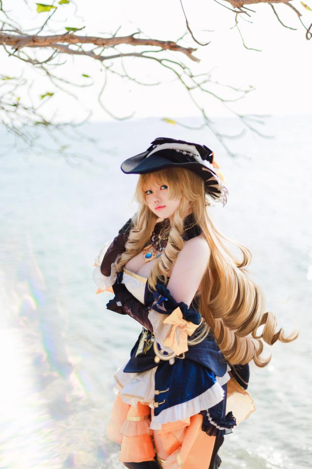 风中绽放的娜维娅：coser 格蕾丝化身性感漂亮的刺玫会长