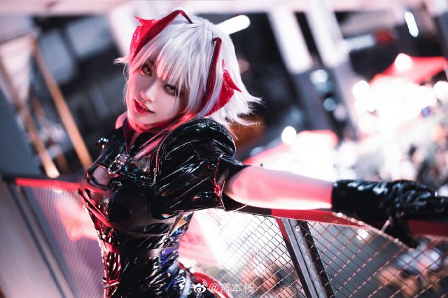 宮本桜cos《明日方舟》W,展现狙击魅影的酷帅迷人 宮本桜cos《明日方舟》W,展现狙击魅影的酷帅迷人