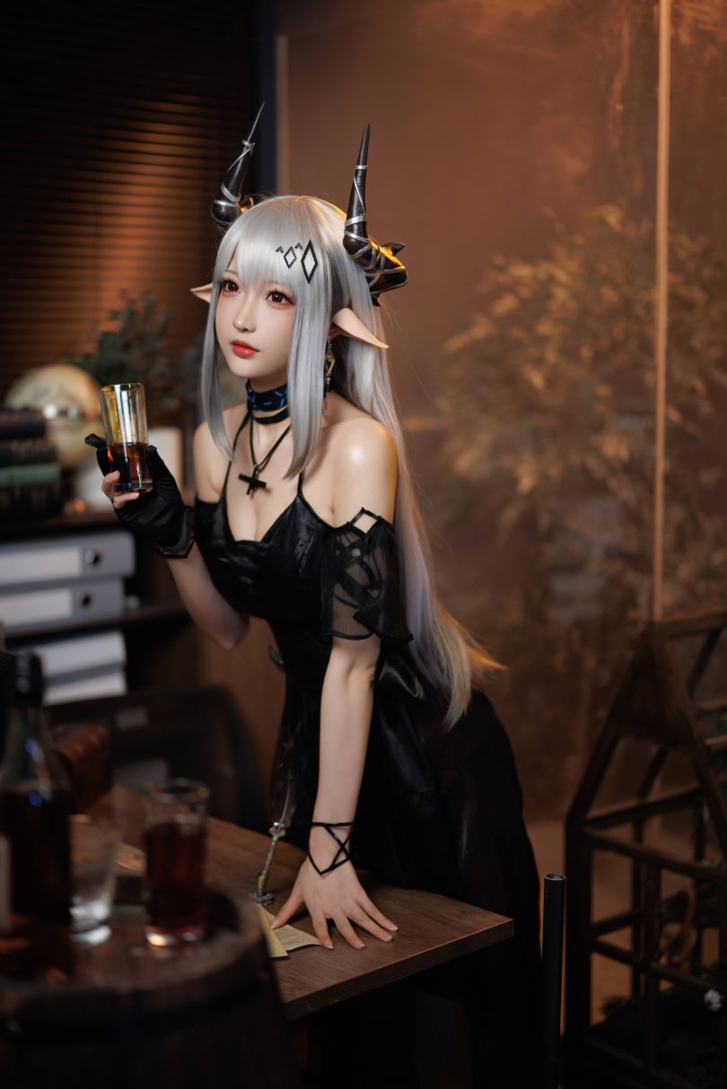 南宫_明日方舟cos系列 | 南宫_明日方舟·泥岩礼服cos作品[21P-301MB]