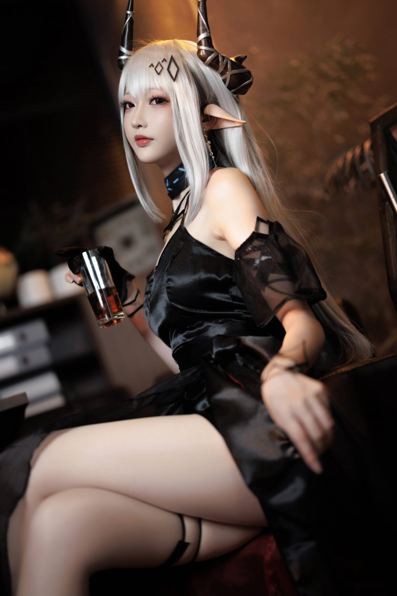 南宫_明日方舟cos系列 | 南宫_明日方舟·泥岩礼服cos作品[21P-301MB]